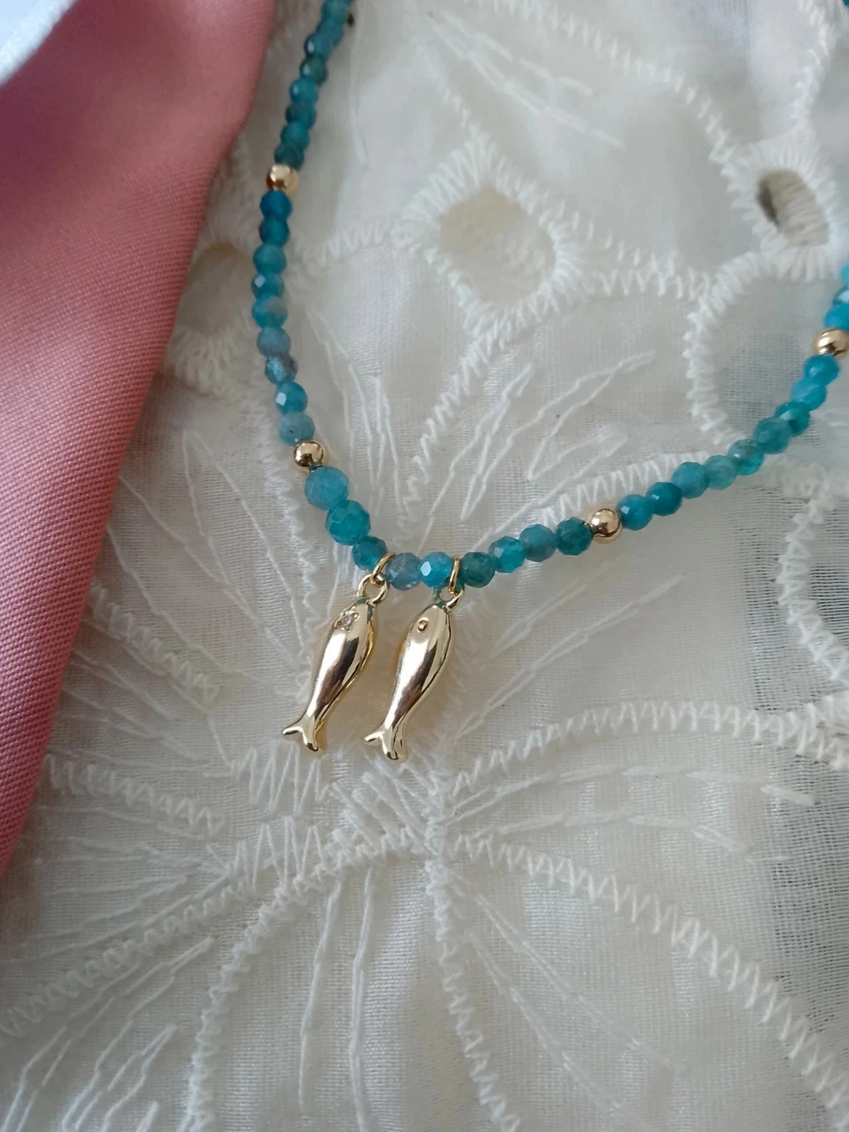 Collier pierres naturelles d'apatite bleu intense et 2 poissons dorés en acier inoxydable – photo 4